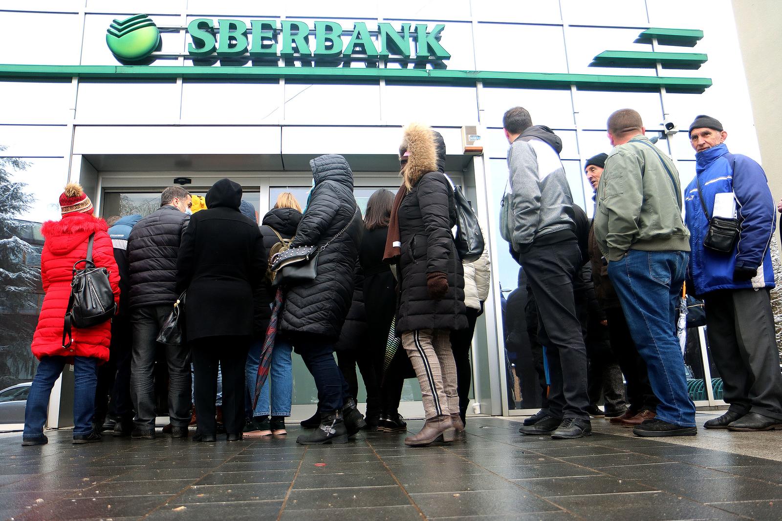 01, March, 2022, Banja Luka - The Banking Agency of the Republika Srpska has taken over the management of Sberbank in the Republika Srpska, in accordance with the legal possibility, and in front of the central Sberbank in Banja Luka there is still a big crowd. Photo:Borislav Zdrinja/ZIPA PHOTO/ATAImages

01, mart, 2022, Banja Luka - Agencija za bankarstvo Republike Srpske preuzela je upravljanje Sberbankom u Republici Srpskoj, u skladu sa zakonskom mogucnoscu, a ispred centralne Sberbanke u Banjaluci i danas  zabelezena velika guzva. Photo: Borislav Zdrinja/ZIPA PHOTO/ATAImages Photo: Borislav Zdrinja/PIXSELL