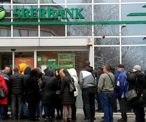 01, March, 2022, Banja Luka - The Banking Agency of the Republika Srpska has taken over the management of Sberbank in the Republika Srpska, in accordance with the legal possibility, and in front of the central Sberbank in Banja Luka there is still a big crowd. Photo:Borislav Zdrinja/ZIPA PHOTO/ATAImages

01, mart, 2022, Banja Luka - Agencija za bankarstvo Republike Srpske preuzela je upravljanje Sberbankom u Republici Srpskoj, u skladu sa zakonskom mogucnoscu, a ispred centralne Sberbanke u Banjaluci i danas  zabelezena velika guzva. Photo: Borislav Zdrinja/ZIPA PHOTO/ATAImages Photo: Borislav Zdrinja/PIXSELL