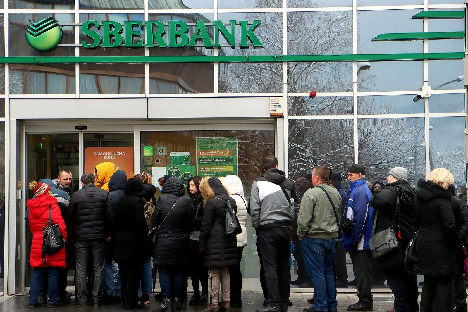 01, March, 2022, Banja Luka - The Banking Agency of the Republika Srpska has taken over the management of Sberbank in the Republika Srpska, in accordance with the legal possibility, and in front of the central Sberbank in Banja Luka there is still a big crowd. Photo:Borislav Zdrinja/ZIPA PHOTO/ATAImages

01, mart, 2022, Banja Luka - Agencija za bankarstvo Republike Srpske preuzela je upravljanje Sberbankom u Republici Srpskoj, u skladu sa zakonskom mogucnoscu, a ispred centralne Sberbanke u Banjaluci i danas  zabelezena velika guzva. Photo: Borislav Zdrinja/ZIPA PHOTO/ATAImages Photo: Borislav Zdrinja/PIXSELL