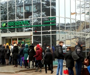 01, March, 2022, Banja Luka - The Banking Agency of the Republika Srpska has taken over the management of Sberbank in the Republika Srpska, in accordance with the legal possibility, and in front of the central Sberbank in Banja Luka there is still a big crowd. Photo:Borislav Zdrinja/ZIPA PHOTO/ATAImages

01, mart, 2022, Banja Luka - Agencija za bankarstvo Republike Srpske preuzela je upravljanje Sberbankom u Republici Srpskoj, u skladu sa zakonskom mogucnoscu, a ispred centralne Sberbanke u Banjaluci i danas  zabelezena velika guzva. Photo: Borislav Zdrinja/ZIPA PHOTO/ATAImages Photo: Borislav Zdrinja/PIXSELL