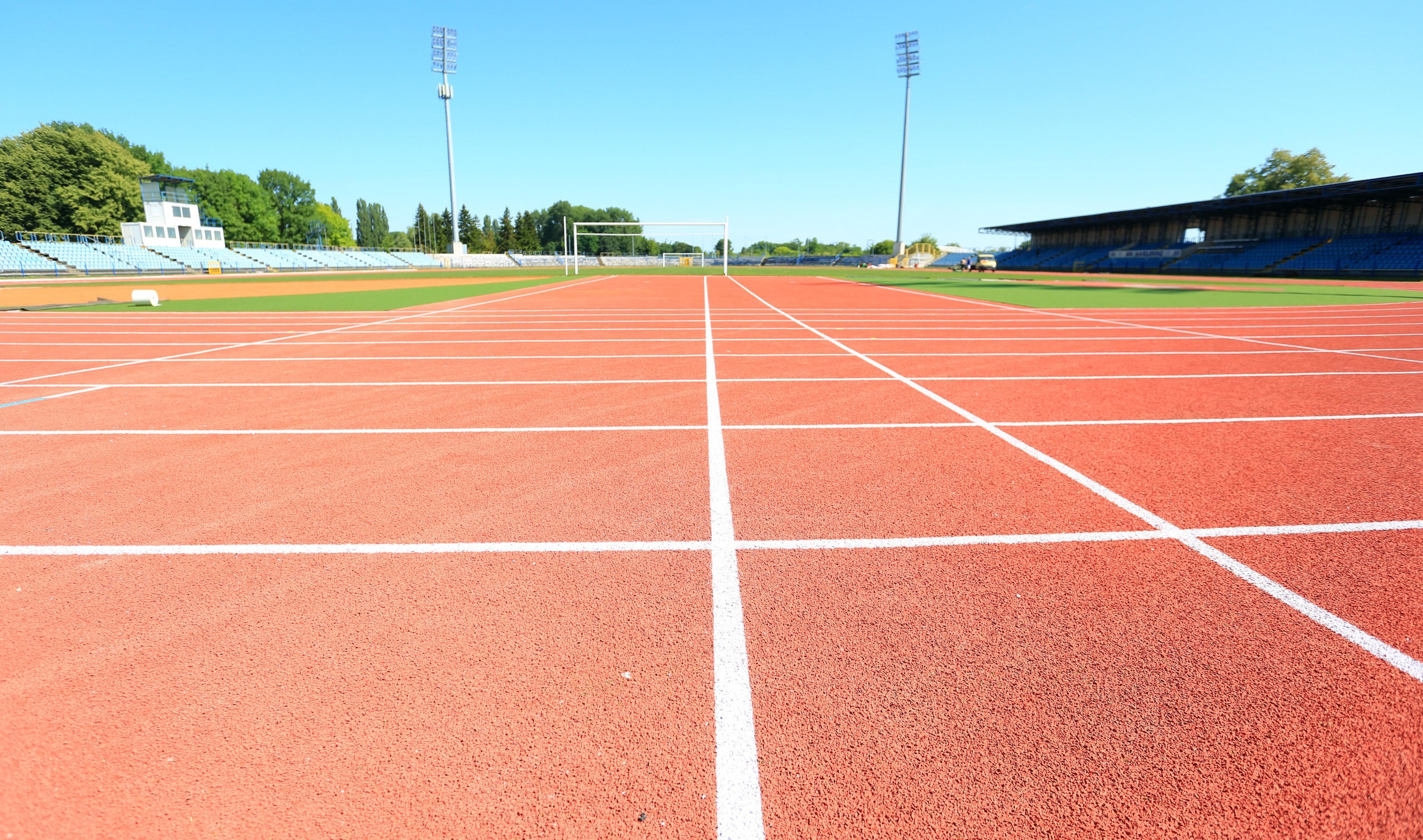 01.07.2020., Karlovac - Zavrsili su radovi na uredenju i obnovi travnjaka i atletske staze na stadionu Branko Cavlovic Cavlek. Ukupna vrijednost investicije je oko 7 milijuna kuna a sufinanciran sredstvima Grada Karlovca s Drzavnim uredom za sport i Hrvatskim nogometnim savezom.rPhoto: Kristina Stedul Fabac/PIXSELL