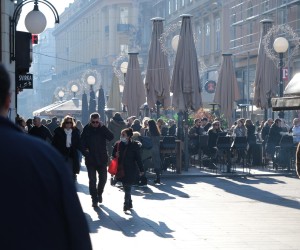 2.1.2022., Zagreb - U zraku se jos uvijek osjeti blagdansko raspolozenje drugog dana nove godine. Gradani uzivaju u suncu i lijepom vremenu setajuci i ispijajuci kave u centru Zagreba. Photo: Slaven Branislav Babic/PIXSELL