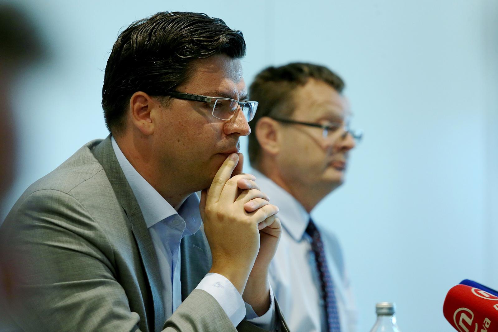 02.08.2016., Zagreb - Konferencija za medije Hrvatske udruge za gospodarenje otpadom (HUGO) i Grupacije centara za gospodarenje otpadom pri Hrvatskoj gospodarskoj komori na temu Neodrzivost i rizici novog Nacrta Plana gospodarenja otpadom. Zamjenik predsjednice HUGO-a Danko Fundurulja i voditelj Grupacije centara za gospodarenje otpadom pri HGK i direktor RCGO Piskornice Mladen Jozinovi?.r"nPhoto: Dalibor Urukalovic/PIXSELL