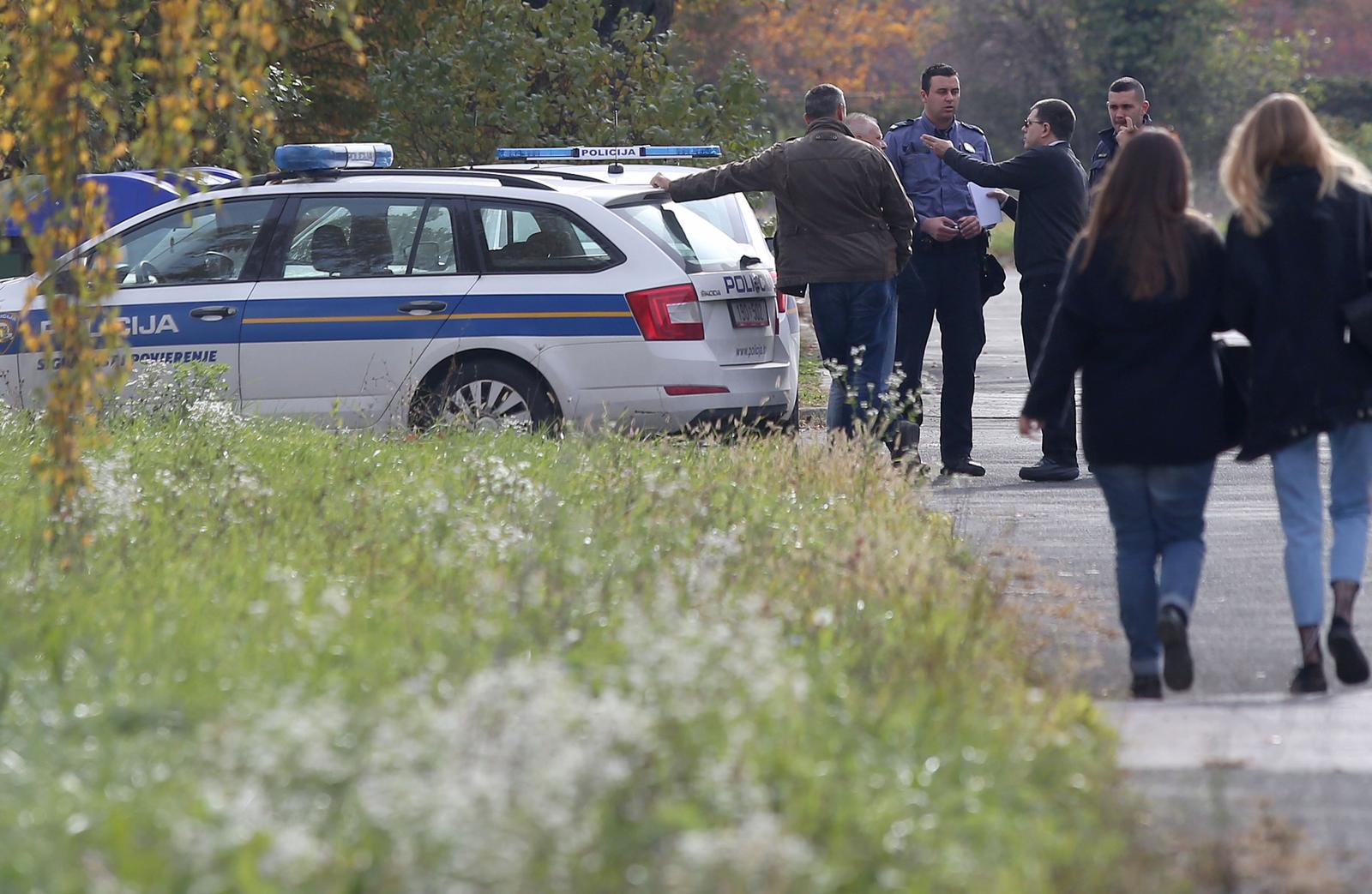 02.11.2017., Zagreb - Provala u objekt 60 u kojem se nalaze prostorije studenskih udruga Hrvatskih studija u Kampusu Borongaj. Studenti su danas trebali iseliti iz prostorija jer su one pripale Drzavnom hidrometeoroloskom zavodu.rPhoto: Igor Kralj/PIXSELLr