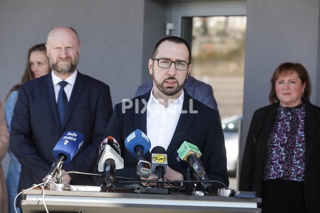 03.03.2022., Krapina - Gradonacelnik Zagreba Tomislav Tomasevic u radnom posjetu Krapinsko-zagorskoj zupaniji gdje je s krapinsko-zagorskim zupanom Zeljkom Kolarom i suradnicima posjetio Poslovno-tehnoloski inkubator Krapinsko-zagorske zupanije. 
  Photo: Robert Anic/PIXSELL