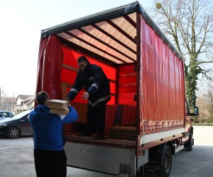 04.03.2022., Gudovac - Iako nije spavao 4 noci Ognjen Vukojevic, popularni Ogi stavio se na raspolaganje Gradu Bjelovaru po pitanju prihvata izbjeglica iz Ukrajine. Sto vise Ognjen je organizator, koordinator, prevoditelj i prije svega prijatelj svima onima koji ce iz Ukrajine stici na podrucje Bjelovara. Na prvom sastanku s gradonacelnikom Dariom Hrebakom zajednicki su porucili da spremno cekaju prve izbjeglice, a za sto se Grad vec spremio sa pripremljenih 120 lezajeva na podrucju Grada. Najvece prihvatiliste je Drustveni dom u Gudovcu gdje je spremno 60-ak lezajeva.   Photo: Damir Spehar/PIXSELL