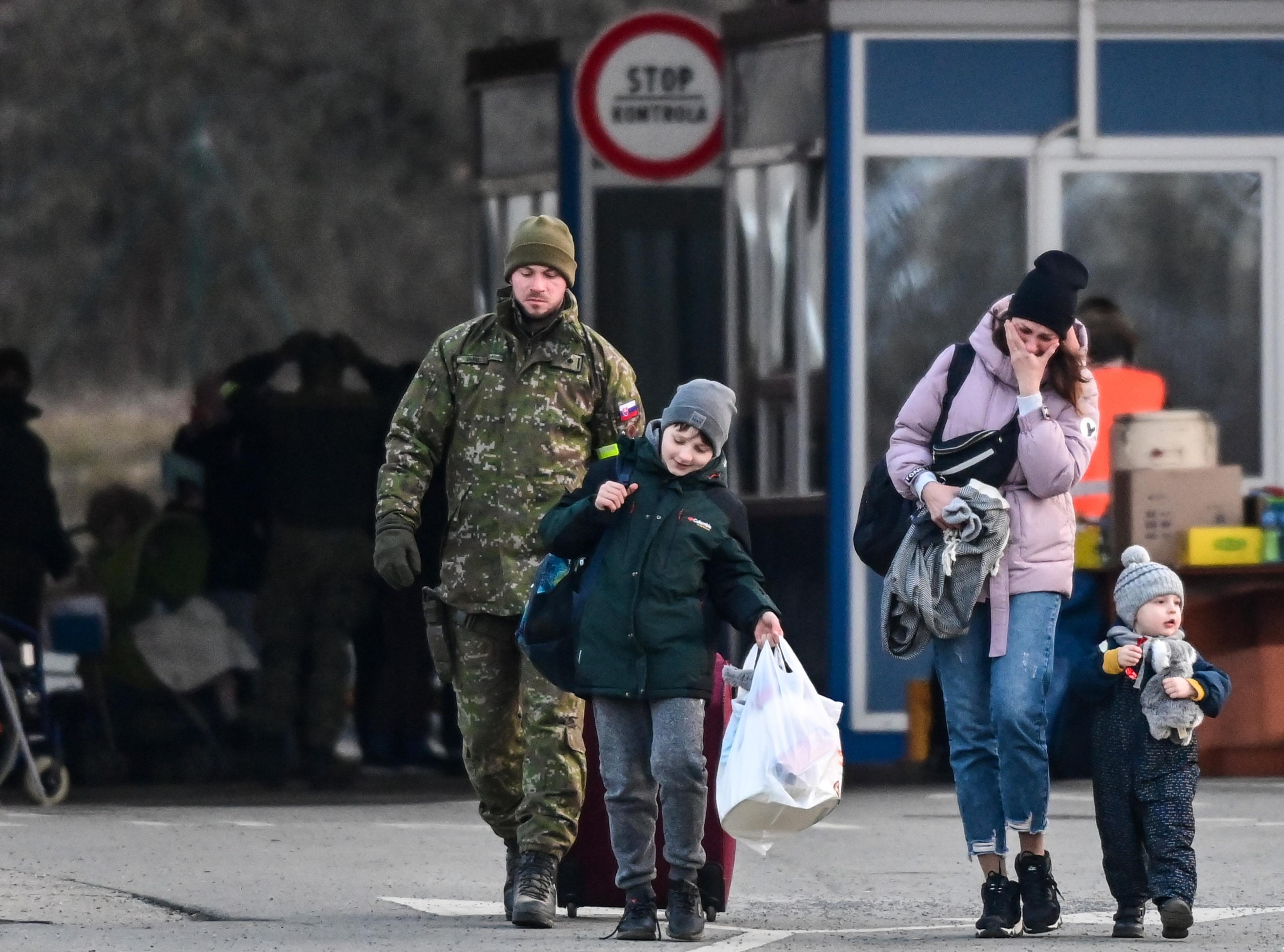 04.03.2022., Slovacka, Vysne Nemecke, - Izbjeglice iz ratom zahvacene Ukrajne pristizu u predvecernjim satima u Slovacku preko granicnog prijelaza. Photo: Igor Soban/PIXSELL