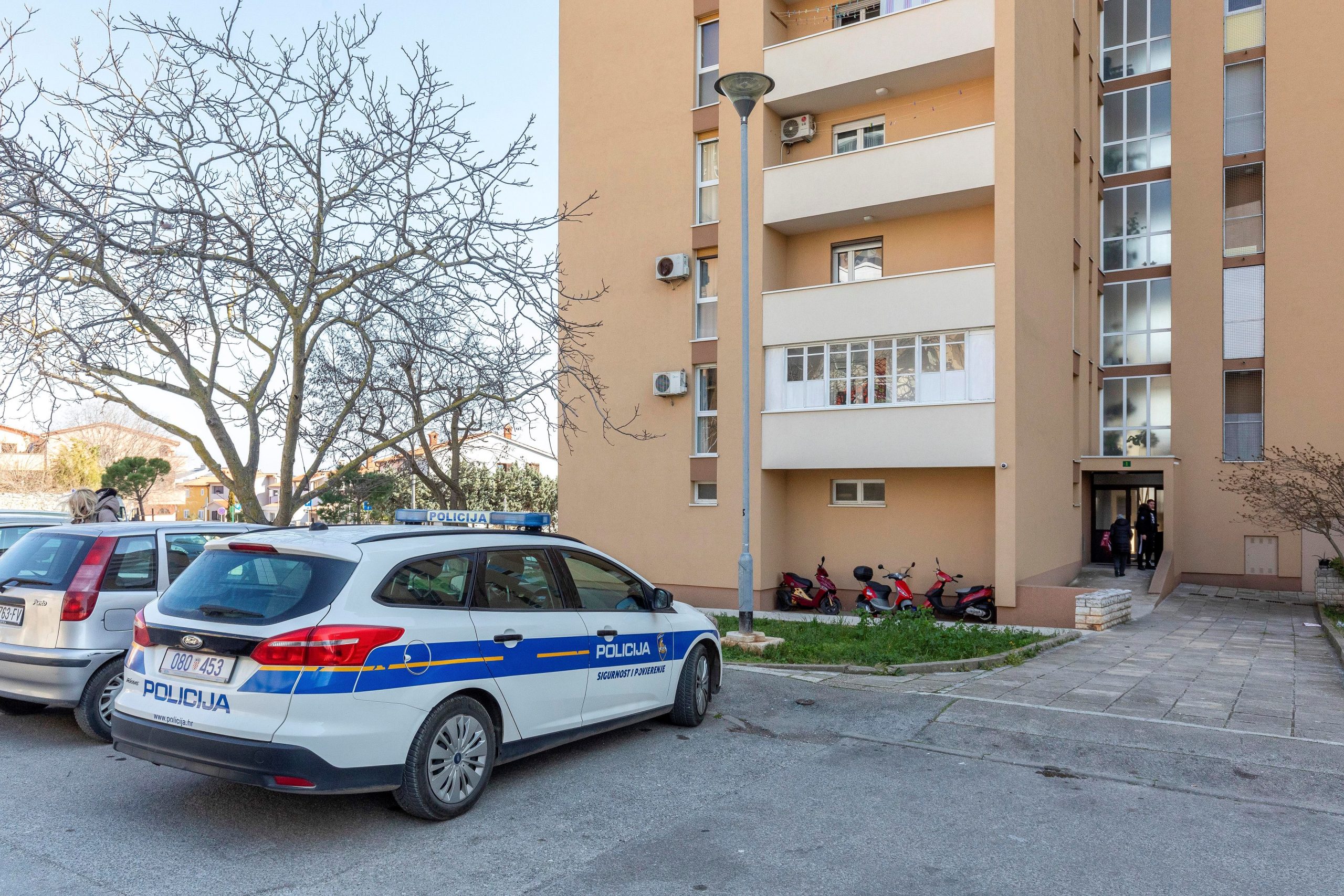 05.03.2022., Pula - Policija je jucer oko 23.30 sati u stanu u Ulici prilaz Monte Cappelletta broj 1 u Puli pronasla mrtvu zenu. Policijski sluzbenici su zajedno s nadleznim drzavnim odvjetnikom obavili ocevid te je utvrdjeno kako je nepoznati pocinitelj tupim predmetom usmrtio 79-godisnju zenu. Njeno tijelo prevezeno je na Odjel patologije pulske bolnice radi obavljanja obdukcije. Policija jos uvijek traga za pociniteljem. Photo: Srecko Niketic/PIXSELL