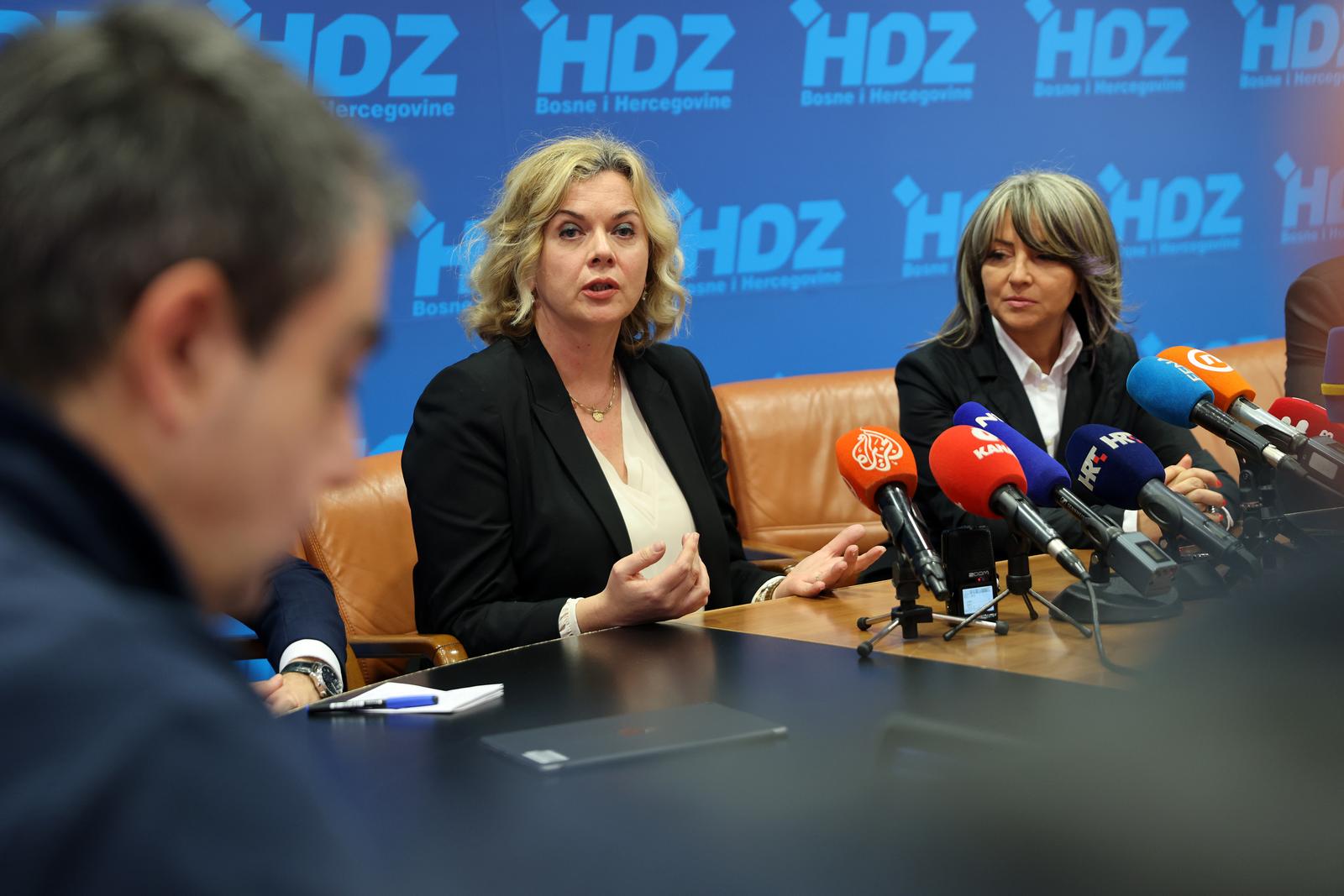 07.01.2022., Mostar - Zastupnici iz Hrvatske u Europskom parlamentu, Zeljana Zovko, Suncana Glavak, Karlo Ressler i Tomislav Sokol odrzali konferenciju za medije u zgradi HDZ-a Bosne i Hercegovine gdje su prisustvovali sjednici predsjednistva HNS-a. Photo: Denis Kapetanovic/PIXSELL