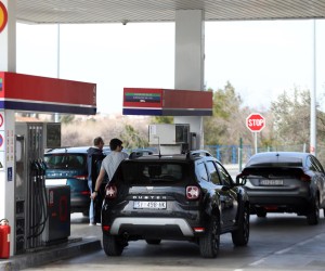 07.03.2022., Sibenik - Zbog najavljenoga poskupljenja naftnih derivata i odmrzavanja cijena goriva od strane Vlade RH stvaraju se povremene guzve na benzinskim postajama. Photo: Dusko Jaramaz/PIXSELL
