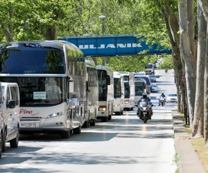 07.05.2020., Pula - Prosvjedna voznja autobusnih prijevoznika iz inicijative Povremenog prijevoza putnika kroz centar grada.rPhoto: Srecko Niketic/PIXSELL
