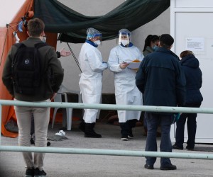 09.02.2022., Sibenik - Manji broj obljelih od covida-19 u posljednjih nekoliko dana smanjio je i pritisak na zdravstvene djelatnike koji vrse svakodnevno uzimanje briseva te testiraju gradjane.  Photo: Hrvoje Jelavic/PIXSELL