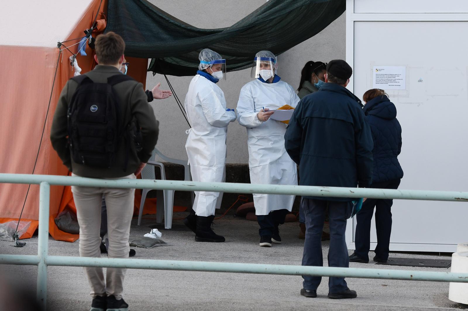 09.02.2022., Sibenik - Manji broj obljelih od covida-19 u posljednjih nekoliko dana smanjio je i pritisak na zdravstvene djelatnike koji vrse svakodnevno uzimanje briseva te testiraju gradjane.  Photo: Hrvoje Jelavic/PIXSELL