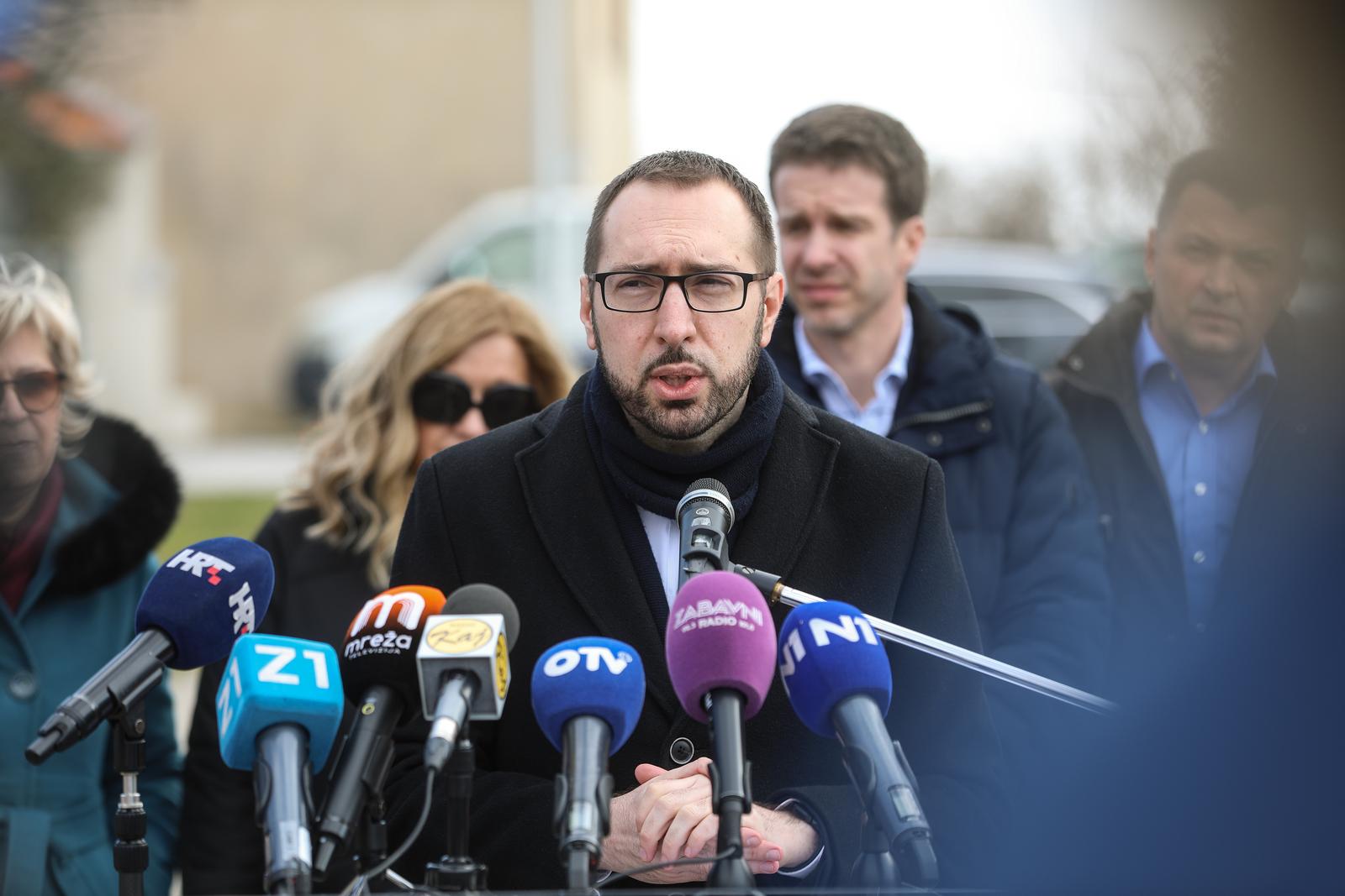 10.03.2022.,Zagreb, gradonacelnik Grada Zagreba Tomislav Tomasevic, sa suradnicima, polozio kamen temeljac u sklopu radova na dogradnji Podrucne skole Kupinecki Kraljevec.  Photo: Robert Anic/PIXSELL
