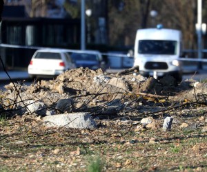 11.03.2022., Zagreb - Policija provodi ocevid nakon pada objekta iz zraka na Jaraunu, a policija je potvrdila da je pronadjen krater te dva padobrana. Policijski sluzbenici osigurali su uzu i siru zonu mjesta dogadjaja gdje se obavlja ocevid uz sudjelovanje svih nadleznih sluzbi.  Photo: Luka Stanzl/PIXSELL