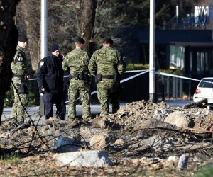 11.03.2022., Zagreb - Policija provodi ocevid nakon pada objekta iz zraka na Jaraunu, a policija je potvrdila da je pronadjen krater te dva padobrana. Policijski sluzbenici osigurali su uzu i siru zonu mjesta dogadjaja gdje se obavlja ocevid uz sudjelovanje svih nadleznih sluzbi. Photo: Luka Stanzl/PIXSELL