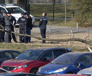 11.03.2022., Zagreb - Policija provodi ocevid nakon pada objekta iz zraka na Jaraunu, a policija je potvrdila da je pronadjen krater te dva padobrana. Policijski sluzbenici osigurali su uzu i siru zonu mjesta dogadjaja gdje se obavlja ocevid uz sudjelovanje svih nadleznih sluzbi. Photo: Igor Soban/PIXSELL