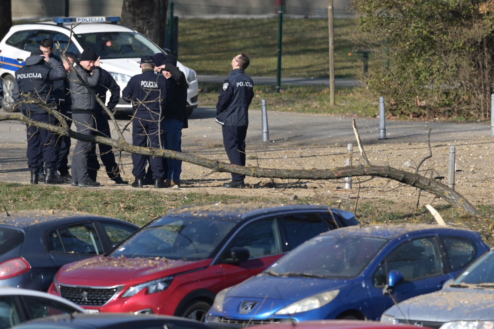 11.03.2022., Zagreb - Policija provodi ocevid nakon pada objekta iz zraka na Jaraunu, a policija je potvrdila da je pronadjen krater te dva padobrana. Policijski sluzbenici osigurali su uzu i siru zonu mjesta dogadjaja gdje se obavlja ocevid uz sudjelovanje svih nadleznih sluzbi. Photo: Igor Soban/PIXSELL