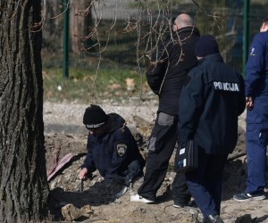 11.03.2022., Zagreb - Policija provodi ocevid nakon pada objekta iz zraka na Jaraunu, a policija je potvrdila da je pronadjen krater te dva padobrana. Policijski sluzbenici osigurali su uzu i siru zonu mjesta dogadjaja gdje se obavlja ocevid uz sudjelovanje svih nadleznih sluzbi. Photo: Igor Soban/PIXSELL