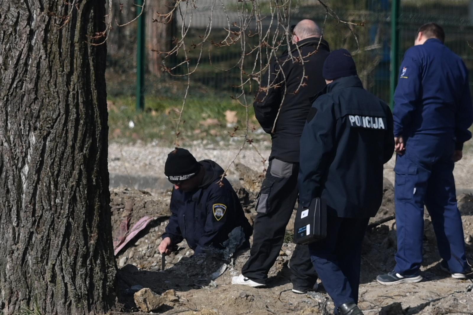 11.03.2022., Zagreb - Policija provodi ocevid nakon pada objekta iz zraka na Jaraunu, a policija je potvrdila da je pronadjen krater te dva padobrana. Policijski sluzbenici osigurali su uzu i siru zonu mjesta dogadjaja gdje se obavlja ocevid uz sudjelovanje svih nadleznih sluzbi. Photo: Igor Soban/PIXSELL