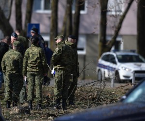 11.03.2022., Zagreb - Policija provodi ocevid nakon pada objekta iz zraka na Jaraunu, a policija je potvrdila da je pronadjen krater te dva padobrana. Policijski sluzbenici osigurali su uzu i siru zonu mjesta dogadjaja gdje se obavlja ocevid uz sudjelovanje svih nadleznih sluzbi. Photo: Igor Soban/PIXSELL