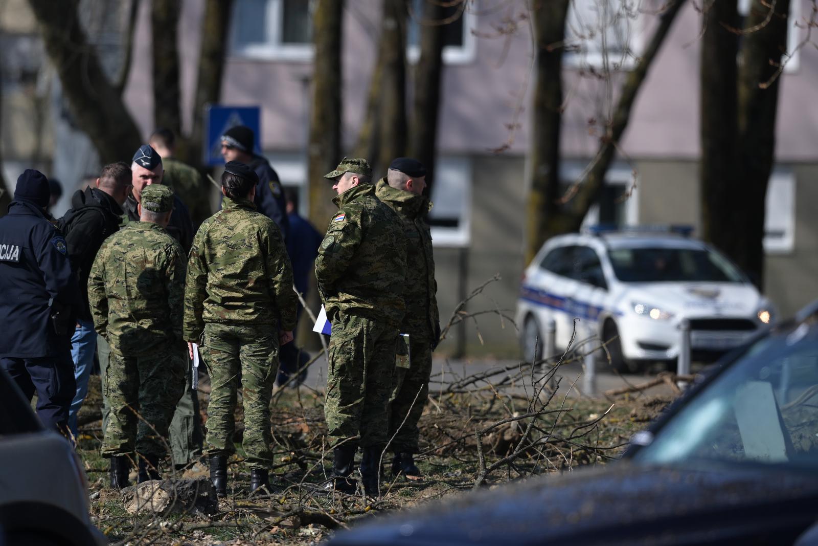 11.03.2022., Zagreb - Policija provodi ocevid nakon pada objekta iz zraka na Jaraunu, a policija je potvrdila da je pronadjen krater te dva padobrana. Policijski sluzbenici osigurali su uzu i siru zonu mjesta dogadjaja gdje se obavlja ocevid uz sudjelovanje svih nadleznih sluzbi. Photo: Igor Soban/PIXSELL