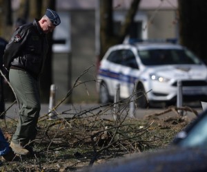 11.03.2022., Zagreb - Policija provodi ocevid nakon pada objekta iz zraka na Jaraunu, a policija je potvrdila da je pronadjen krater te dva padobrana. Policijski sluzbenici osigurali su uzu i siru zonu mjesta dogadjaja gdje se obavlja ocevid uz sudjelovanje svih nadleznih sluzbi. Photo: Igor Soban/PIXSELL