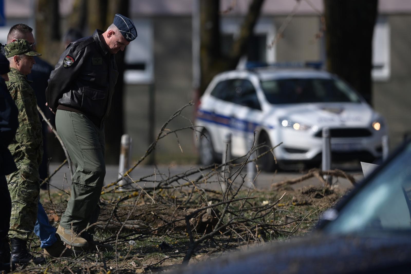 11.03.2022., Zagreb - Policija provodi ocevid nakon pada objekta iz zraka na Jaraunu, a policija je potvrdila da je pronadjen krater te dva padobrana. Policijski sluzbenici osigurali su uzu i siru zonu mjesta dogadjaja gdje se obavlja ocevid uz sudjelovanje svih nadleznih sluzbi. Photo: Igor Soban/PIXSELL
