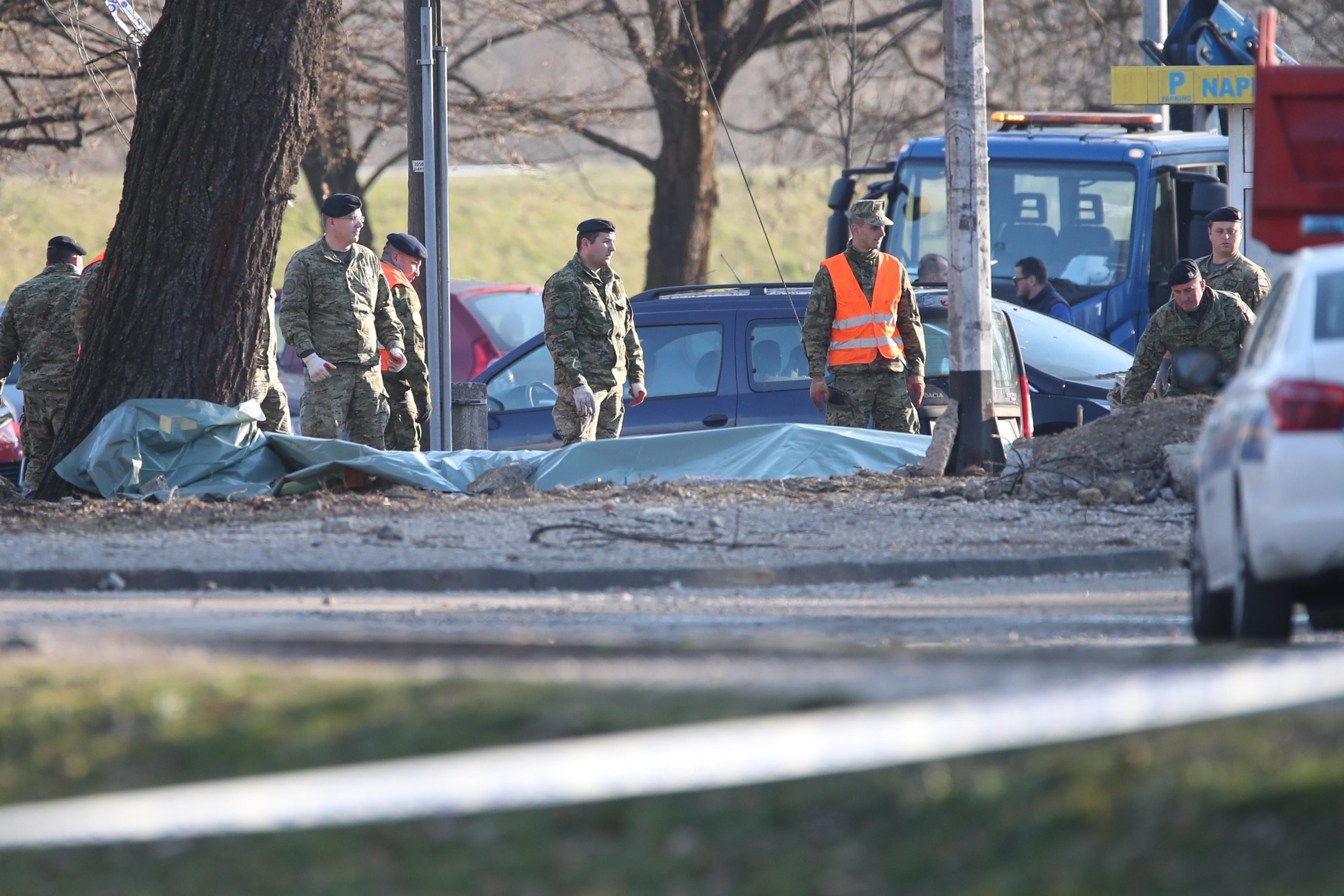 12.03.2022., Zagreb - Pripremne radnje za izvlacenje letjelice koja se prije dva dana srusila na Jarunu. Prema do sad prikupljenim podacima rijec je o vojno izvidjackom dronu srednjeg dometa TU-141 Strizh koji je proizveden u bivsem Sovjetskom Savezu. Ministar obrane Mario Banozic. Photo: Igor Kralj/PIXSELL