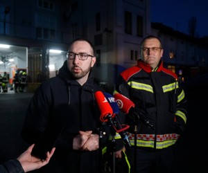 12.03.2022., Zagreb - Gradonacelnik Grada Zagreba Tomislav Tomasevic pridruzio  se akciji podrske i solidarnosti s Ukrajinom.  U to vrijeme diljem Europe odrzani su skupovi u znak podrske Ukrajini, a u sklopu inicijative Eurocities. Ovoj inicijativi pridruzio se i Grad Zagreb kao i Vatrogasna postrojba Zagreb koja je mirovnom instalacijom pruzila podrsku projektu ali i ukrajinskim kolegama vatrogascima. Sinisa Jembrih, Tomislav Tomasevic.  Photo: Davor Puklavec/PIXSELL