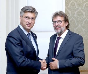 12.09.2019., Zagreb - Predsjednik Vlade Andrej Plenkovic primio je u Banskim dvorima predstavnike hrvatske nacionalne manjine u Republici Srbiji predsjednika Demokratskog saveza Hrvata u Vojvodini Tomislava Zigmanova, predsjednicu Hrvatskog nacionalnog vijeca u Republici Srbiji Jasnu Vojnic i predsjednika Izvrsnog odbora Hrvatskog nacionalnog vijeca Lazara Cvijina. rUz predsjednika Vlade sastanku su nazocili drzavni tajnik Sredisnjeg drzavnog ureda za Hrvate izvan Republike Hrvatske Zvonko Milas te drzavna tajnica u Ministarstvu vanjskih i europskih poslova Zdravka Busic.rPhoto: Patrik Macek/PIXSELL