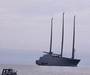 12.11.2021., Split - Megaluksuzna jahta ruskog bogatasa Andreja Meljnicenka nakon nekoliko dana boravka pred Brelima i Baskom vodom ponovo privlaci poglede splicana.  Photo: Ivo Cagalj/PIXSELL