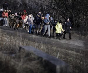 12.03.2022., Ukrajina - Mnoge izbjeglicke obitelji koje u Lavov pristizu iz raznih dijelova Ukrajine zabrinutih lica za ruku vodeci umornu djecu posljednjih nekoliko kilometara do granice cesto odlucuju prevaliti pjeske. Photo: Milan Sabic/PIXSELL
