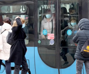 16.03.2022., Zagreb - Nakon sto je ZET donio odluku o smanjivanju broja polazaka u tramvajskom i autobusnom prometu sve cesce se vide guzve u tramvajima. Naravno, niti znatno poskupljenje goriva sigurno nije bez utjecaja, a ostaje vidjeti i da li ce povecan broj putnika u vozilima utjecati na brojke u jos prisutnoj pandemiji.
 Photo: Patrik Macek/PIXSELL