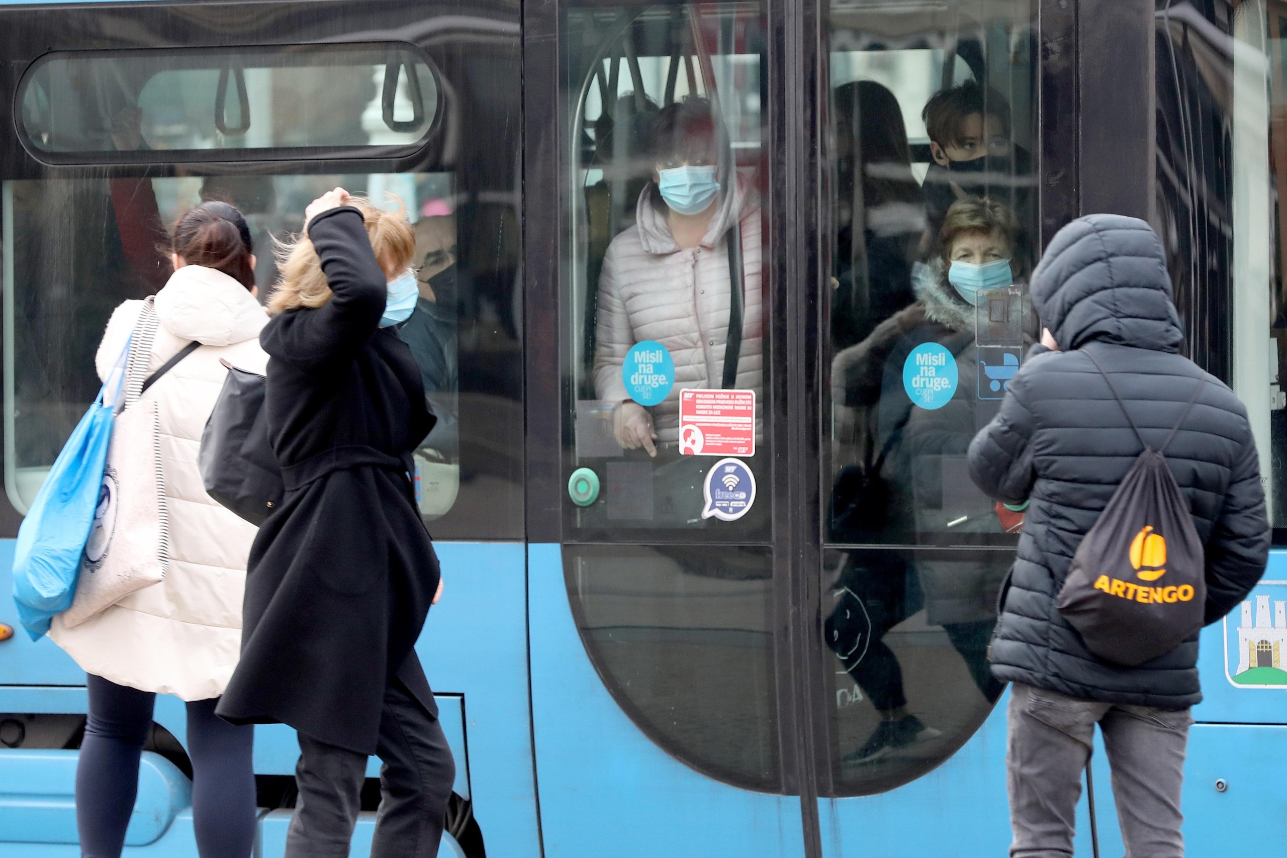 16.03.2022., Zagreb - Nakon sto je ZET donio odluku o smanjivanju broja polazaka u tramvajskom i autobusnom prometu sve cesce se vide guzve u tramvajima. Naravno, niti znatno poskupljenje goriva sigurno nije bez utjecaja, a ostaje vidjeti i da li ce povecan broj putnika u vozilima utjecati na brojke u jos prisutnoj pandemiji.
 Photo: Patrik Macek/PIXSELL