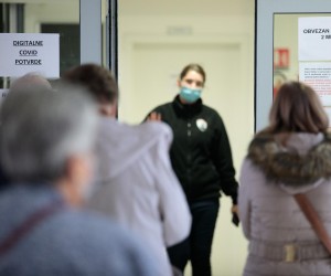 16.11.2021., Rijeka - Pregled covid potvrda ispred javnih ustanova, Fine, Hzz-o i policije.   Photo: Nel Pavletic/PIXSELL