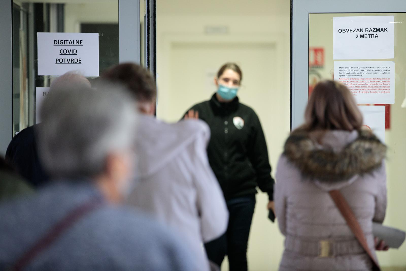 16.11.2021., Rijeka - Pregled covid potvrda ispred javnih ustanova, Fine, Hzz-o i policije.   Photo: Nel Pavletic/PIXSELL