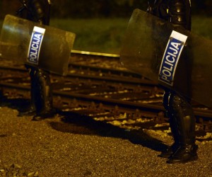 17.10.2015. Sredisce ob Dravi, Slovenija, Prvi vlak s izbjeglicama stigao je na slovenski zeljeznicki kolodvor. To je 94. izvanredni vlak koji prevozi izbjeglice, ali prvi koji je usao u Sloveniju nakon sto je Madjarska jucer zatvorila granicu, a Republika Hrvatska pocela s provedbom Plana C. U vlaku je 1200 migranata koji su stigli iz Tovarnika. Na kolodvoru slovenska policija prepraca izbjeglice u autobuse koji ih dalje prevoze na austrijsku granicurPhoto: Marko Jurinec/PIXSELL