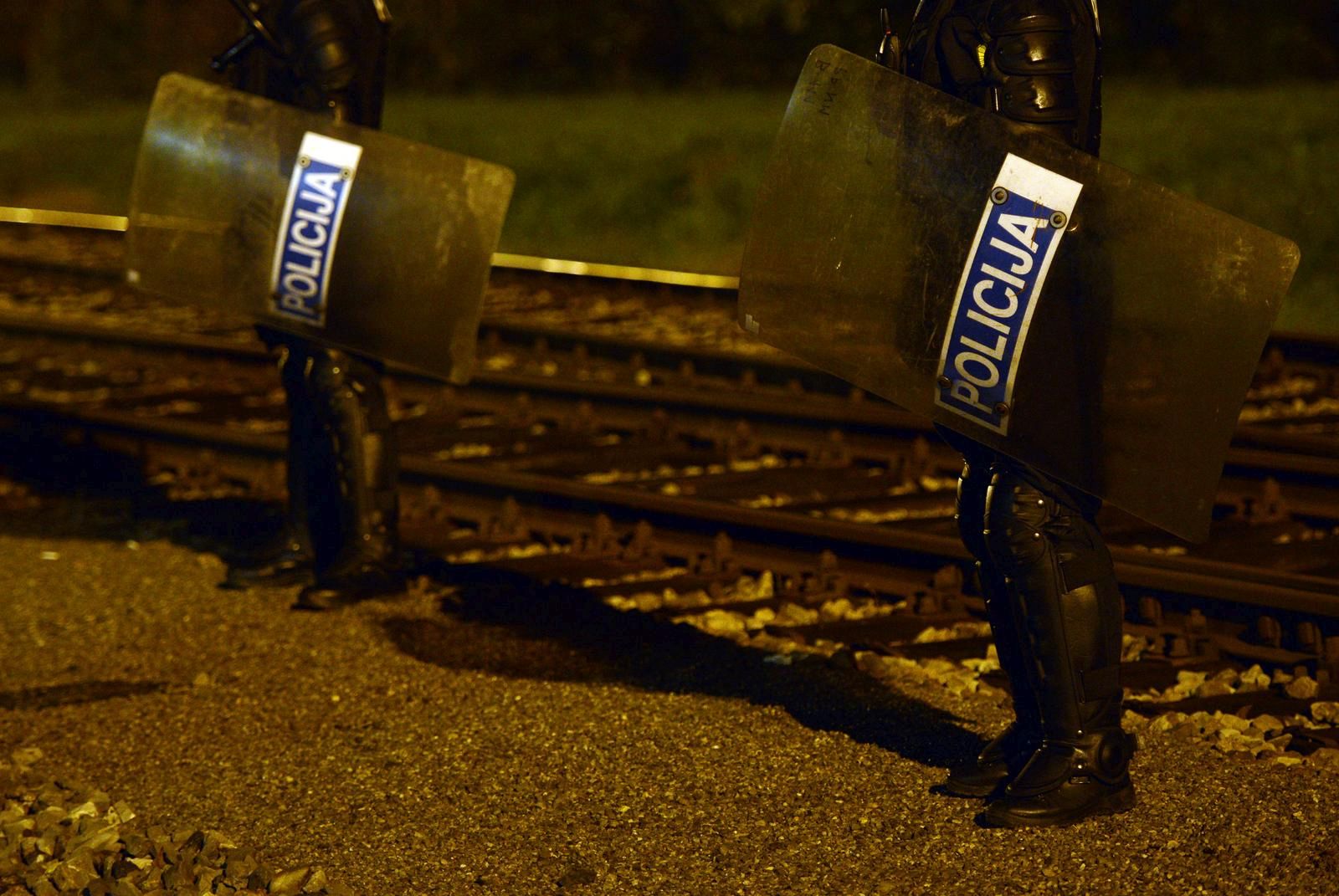 17.10.2015. Sredisce ob Dravi, Slovenija, Prvi vlak s izbjeglicama stigao je na slovenski zeljeznicki kolodvor. To je 94. izvanredni vlak koji prevozi izbjeglice, ali prvi koji je usao u Sloveniju nakon sto je Madjarska jucer zatvorila granicu, a Republika Hrvatska pocela s provedbom Plana C. U vlaku je 1200 migranata koji su stigli iz Tovarnika. Na kolodvoru slovenska policija prepraca izbjeglice u autobuse koji ih dalje prevoze na austrijsku granicurPhoto: Marko Jurinec/PIXSELL