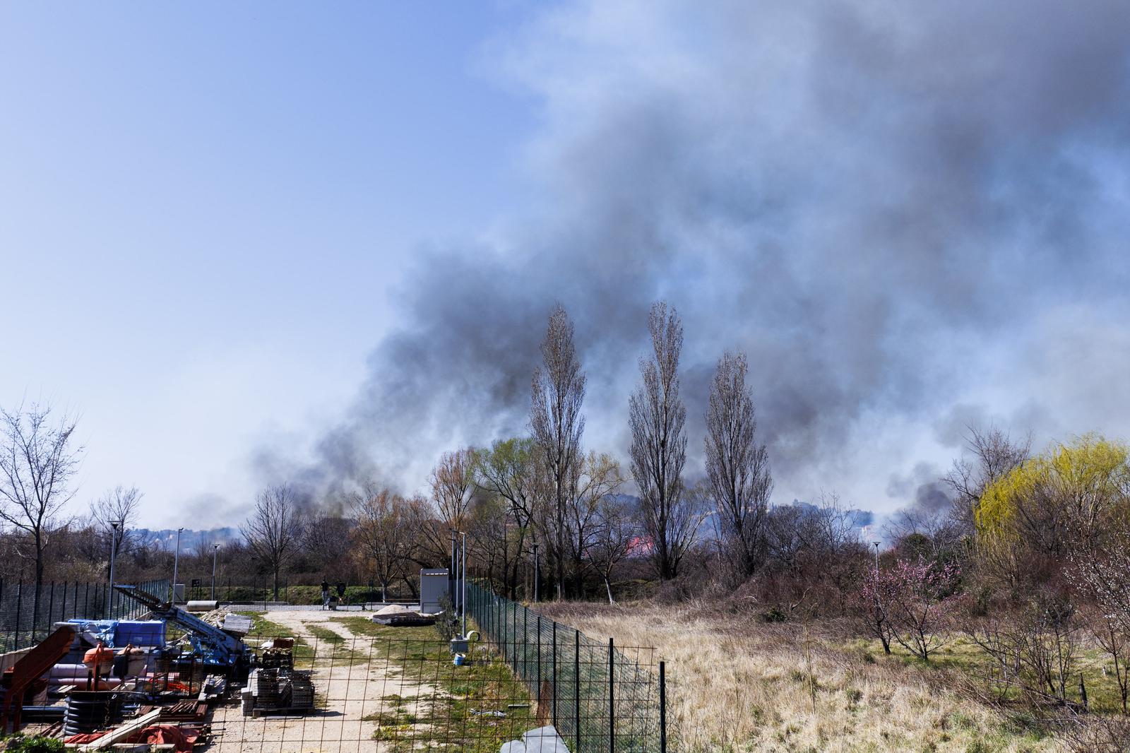 19.03.2022., Zrnovnica - Tijekom dana planuo je pozar uz rijeku Zrnovnicu.
 Photo: Miroslav Lelas/PIXSELL