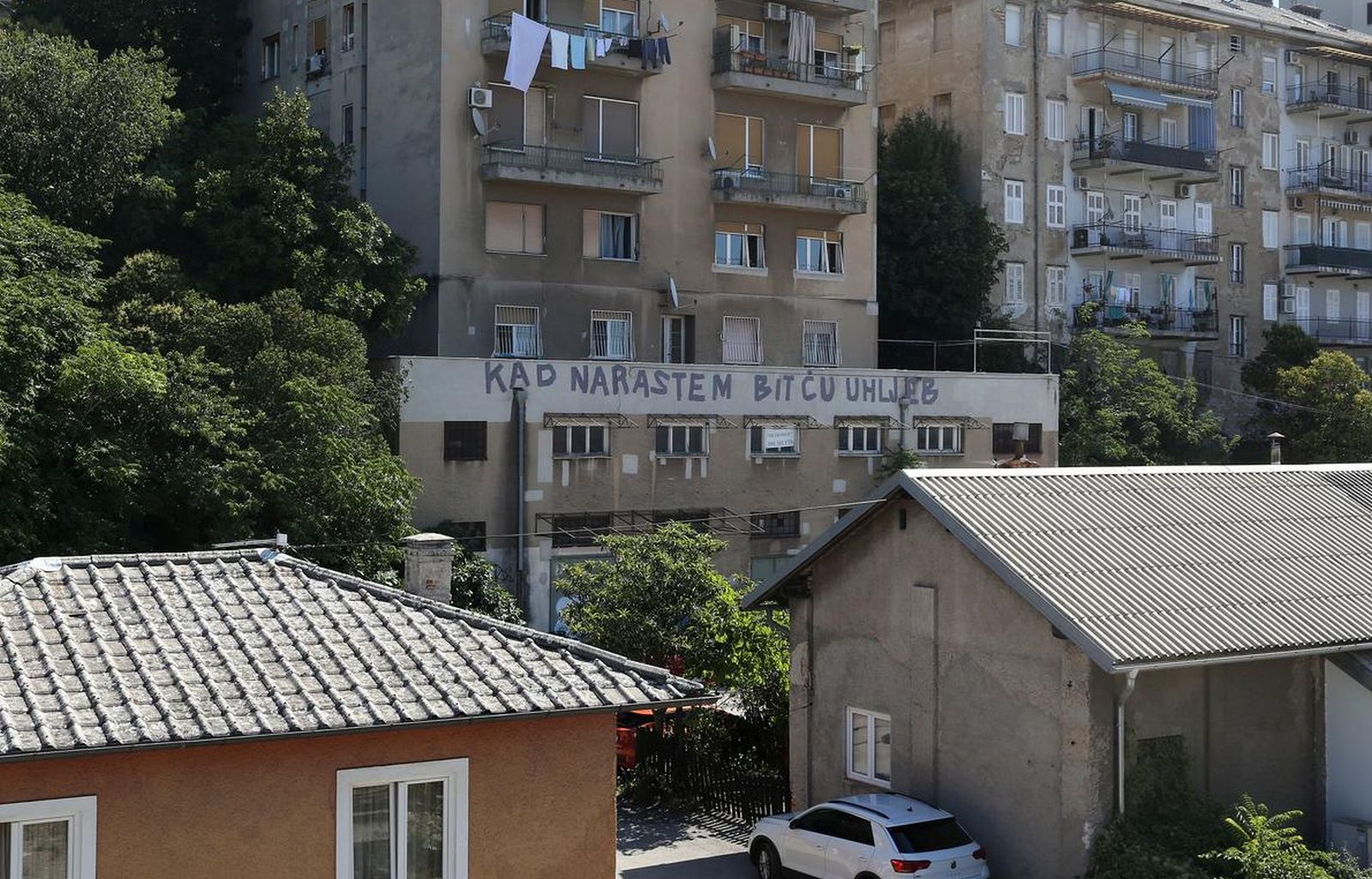 20.07.2020., Rijeka - Na stambenoj zgradi na Setalistu 13 divizije stoji grafit "Kad narastem bit cu uhljeb". IlustracijarPhoto: Goran Kovacic/PIXSELL