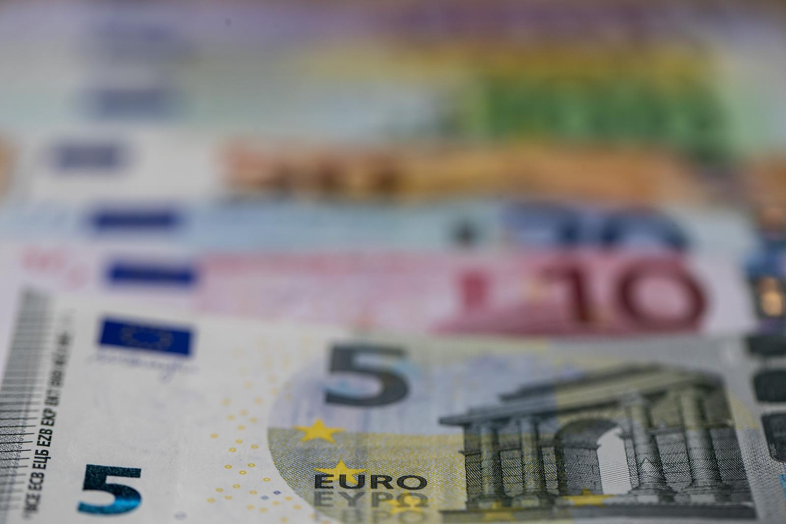 21.01.2022., Zagreb - Od 1. sijecnja 2023. godine, prema planu Vlade, platezno sredstvo u Hrvatskoj postat ce euro, a Hrvatska ce postati 20. clanica eurozone. Kuna ce time, nakon 28 godina koristenja, otici u povijest, dok ce hrvatski gradjani i sluzbeno postati korisnici eura. Ilustracija prelaska kune na euro. Photo: Igor Kralj/PIXSELL
