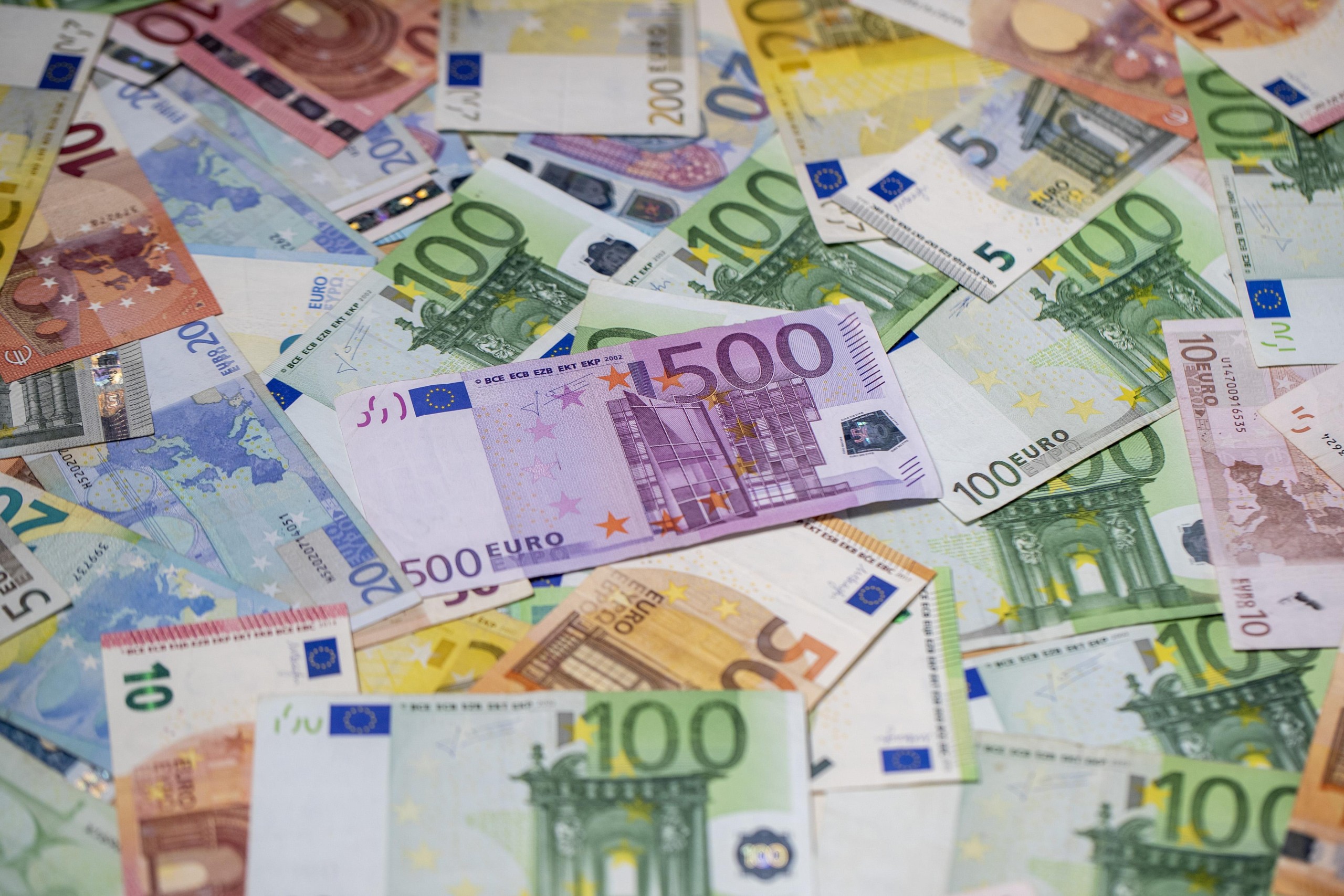 21.01.2022., Zagreb - Od 1. sijecnja 2023. godine, prema planu Vlade, platezno sredstvo u Hrvatskoj postat ce euro, a Hrvatska ce postati 20. clanica eurozone. Kuna ce time, nakon 28 godina koristenja, otici u povijest, dok ce hrvatski gradjani i sluzbeno postati korisnici eura. Ilustracija prelaska kune na euro. Photo: Igor Kralj/PIXSELL