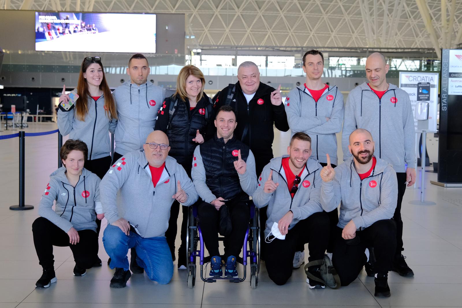 24.2.2022., Zagreb - Hrvatski sportaski s invaliditetom krenuli su put Pekinga na Zimske olimpijske igre koje ce se odrzati od 4. do 13. ozujka. Hrvatske boje branit ce alpinci Damir Mizdrak i Lucija Smetisko, snowboarder Bruno Bosnjak te nordijac Josip Zima. Nase paraolimpijce sa zracne luke Franjo Tudman ispratili su njihovi najblizi. - Lucija Smetisko, Josip Zima, Damir Mizdrak, Bruno Bosnjak Photo: Slaven Branislav Babic/PIXSELL