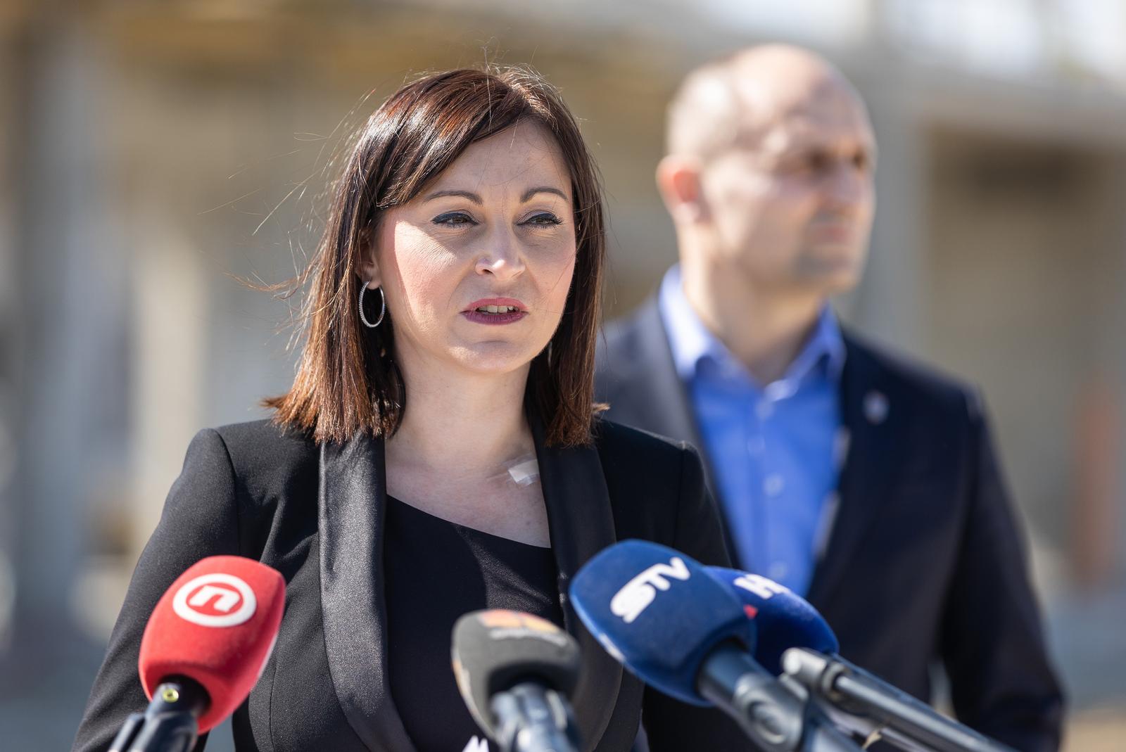 24.03.2022., Osijek - ​Gradonacelnik Osijeka Ivan Radic, zupan Osjecko-baranjske zupanije Ivan Anusic i ministrica regionalnoga razvoja i fondova Europske unije Natasa Tramisak sudjelovali su na pocetnoj konferenciji projekta i obilasku radova na izgradnji prve zgrade Gospodarskog centra u Osijeku.  Photo: Davor Javorovic/PIXSELL