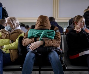 25.02.2022., Przemysl, Poljska - Na zeljeznicoj stanici u Poljskom gradu Przemysl u blizini granice sa Ukrajinom nalazi se oko stotinu izbjeglica. Radi se najvise o porodicama sa djecom koje vec nekoliko dana bjeze od Ruske agresije. Uglavnom se kratko zadrzavaju na stanici, te na razne nacine idu dalje. Na stanici je pripremljeno nekoliko lezajeva i mala kuhinja. Photo: Armin Durgut/PIXSELL