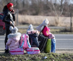 25.02.2022., Beregsuranyi, Madjarska - Prve izbjeglice pristizu iz Ukrajine u Madjarsku na granicnom prijelazu Beregsuranyi. Photo: Matija Habljak/PIXSELL