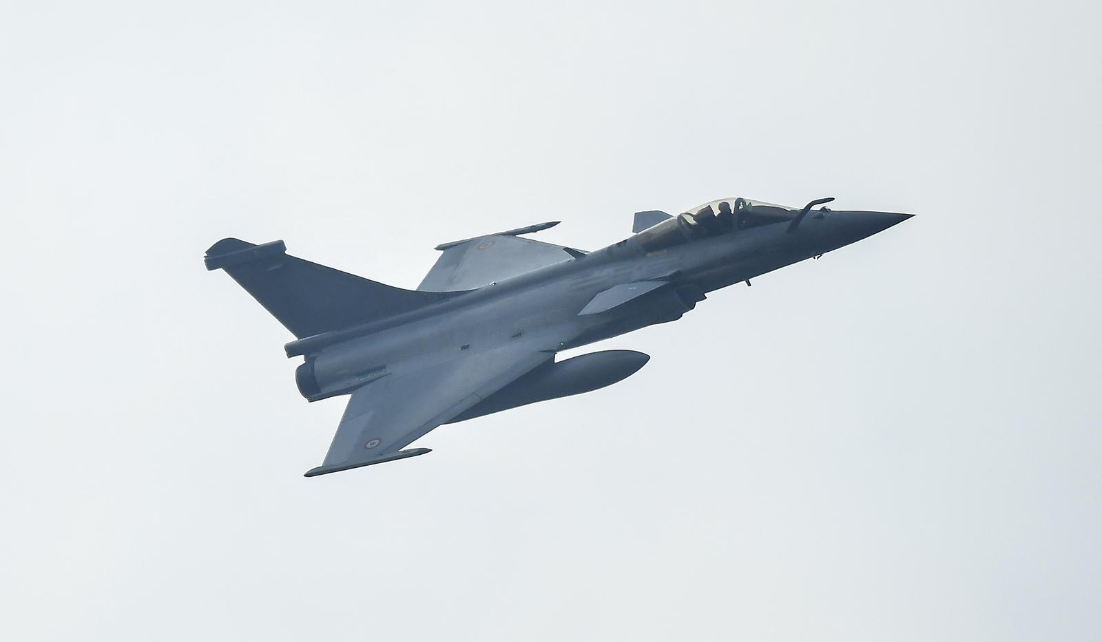 25.11.2021.Zagreb -    Nakon potpisanog ugovora o kupnji 12  francuskih  borebenih aviona , dva aviona Rafalei nadletjela su centar Zagreba. Predsjednik Macron prvi je francuski predsjednik koji dolazi u sluzbeni posjet Hrvatskoj Photo: Marko Lukunic/PIXSELL
