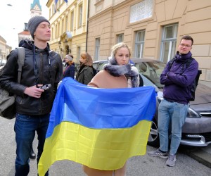 26.02.2022., Zagreb - Erasmus studentica Valeria iz Ukrajine pokazala ministru Davoru Bozinovicu ukrajinsku zastavu te zahvalila na pomoci koju Hrvatska i EU pruzaju Ukrajini. Photo: Slaven Branislav Babic/PIXSELL