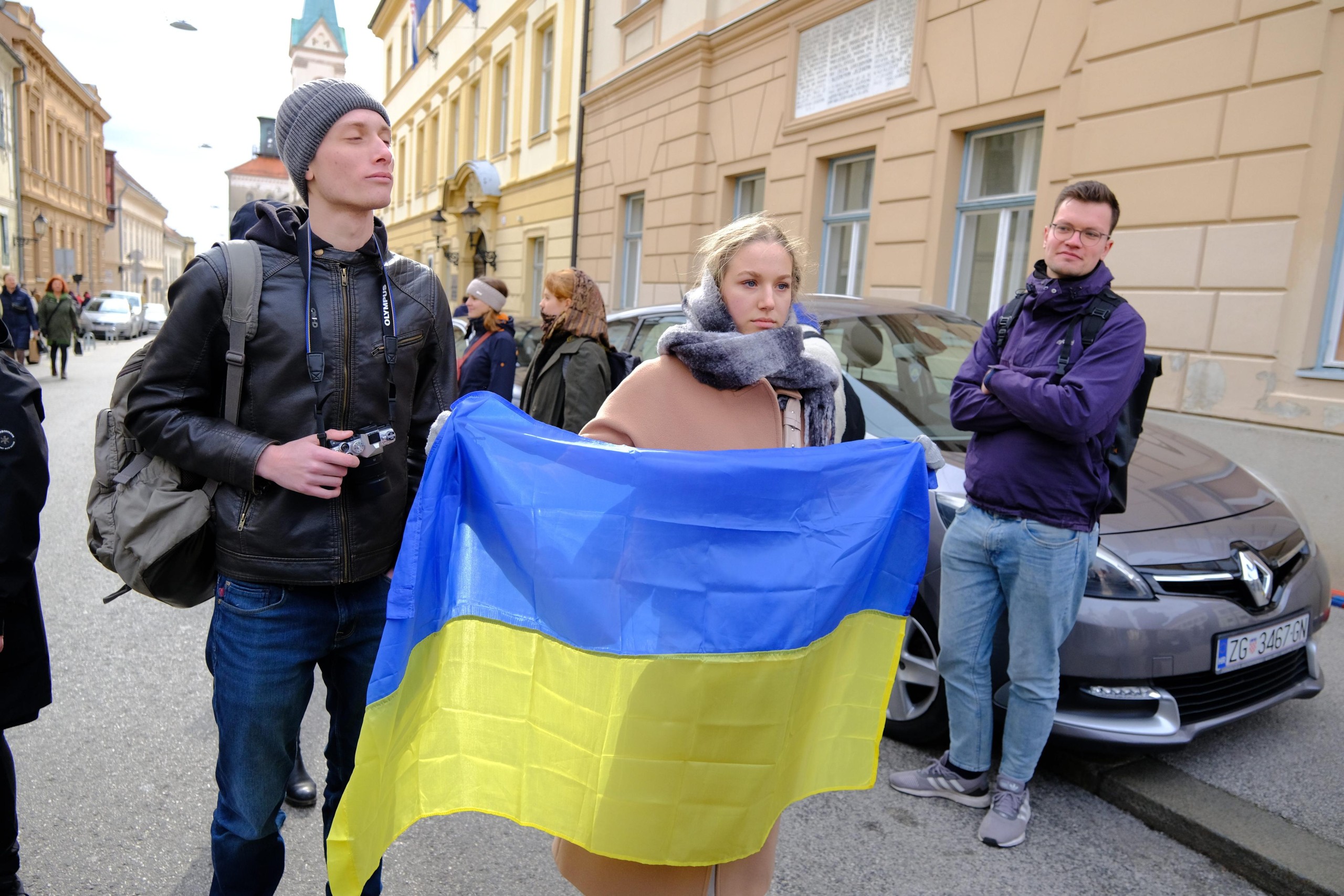 26.02.2022., Zagreb - Erasmus studentica Valeria iz Ukrajine pokazala ministru Davoru Bozinovicu ukrajinsku zastavu te zahvalila na pomoci koju Hrvatska i EU pruzaju Ukrajini. Photo: Slaven Branislav Babic/PIXSELL